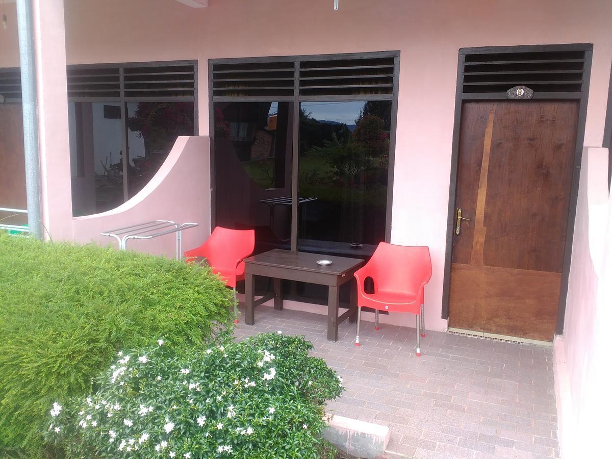 Bernard Guest House & Resto Redpartner Ambarita Dış mekan fotoğraf